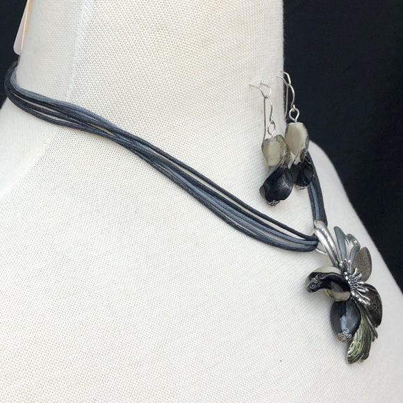 Black Grey Abstract Flower Necklace Earrings Set - Picture 2 of 3